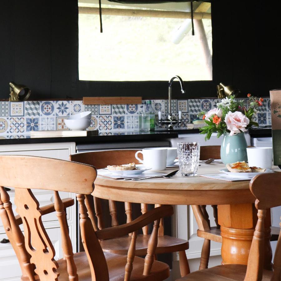 Brackenhill Glamping - Safari Tent With Hot Tub - Sleeps 6 ไอวีบริดจ์ ภายนอก รูปภาพ